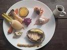 アワビを使った料理の一例です。季節のお野菜を添えています。