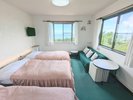 海側のトリプルルームです。窓が2つあるため海が一望でき、更に大室山も見ることが出来ます。
