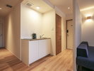 �yCity View Room A�z�i40�u�j�S�l�|���e�[�u���ƃ\�t�@�̂���A�L�b�`���t���̋q���ł��B