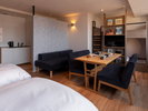 �yCity View Room A�z�i40�u�j�S�l�|���e�[�u���ƃ\�t�@�̂���A�L�b�`���t���̋q���ł��B
