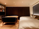 �yCity View Room B�z(33�u�j4�l�|���e�[�u���ƃ\�t�@�̂���A�L�b�`���t���̋q���ł��B