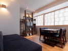 �yJapanese Modern Room�z�i40�u�j�S�l�|���e�[�u���ƃ\�t�@�̂���A�L�b�`���t���̋q���ł��B