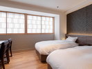 �yJapanese Modern Room�z�i40�u�j�S�l�|���e�[�u���ƃ\�t�@�̂���A�L�b�`���t���̋q���ł��B
