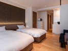 �yJapanese Modern Room�z�i40�u�j�S�l�|���e�[�u���ƃ\�t�@�̂���A�L�b�`���t���̋q���ł��B
