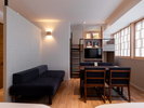 �yJapanese Modern Room�z�i40�u�j�S�l�|���e�[�u���ƃ\�t�@�̂���A�L�b�`���t���̋q���ł��B