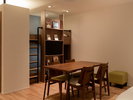 �yParty Suite Room �z�i37�u�j4�l�|���e�[�u���ƃX�c�[���̂���A�L�b�`���t���̋q���ł��B