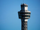 港町横浜のランドマークが青空に映え、異国情緒豊かな街並みを見守る。