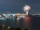 横浜では、横浜港大さん橋国際客船ターミナル周辺をはじめ、定期的に花火が打ち上げられます。