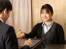 【フロント】ようこそ「ふく井ホテル」へ。心温まるおもてなしを