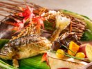 【土地の恵み会席】秋(2026年9月〜11月)焼物 子持ち鮎塩焼き 季節野菜