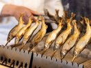 「川魚の串焼き」を囲炉裏焼き風に