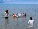 プライベートビーチで遊ぶ家族