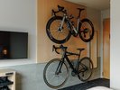 全客室にバイクハンガーを設置
