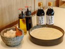 自家製豆富をこだわりの醤油や塩、オリーブオイルで