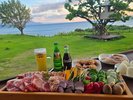 海風、肉の焼ける音、そして沈みゆく夕陽。ここは、お腹も心も満たされる最高の場所。