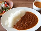 季節の食材によって合わせたユクサオリジナルのスパイスカレーは絶品です。