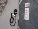 バスヤード側にEV充電エネチェンジを設置しました。ご利用のお客様は、駐車場代金が無料となります!!