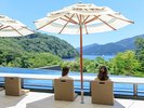 【足湯】足湯カウンターではラウンジで販売しているドリンクもお召し上がりいただけます。