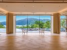 【ロビー】芦ノ湖の景観がスクリーンのように広がるロビー