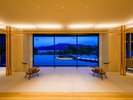 【ロビー】幻想的な夕暮れ時のロビー。昼間とは異なる風景をお愉しみください。