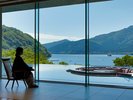 【ロビー】芦ノ湖の景観がスクリーンのように広がるロビー