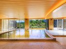 【棚湯 庭園ビュー/大浴場】広々とした大浴場より季節ごとに変わる庭園の眺めをお楽しみください。
