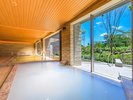 【棚湯 庭園ビュー/大浴場】大浴場の浴槽のひとつ、微粒子の細かい泡により乳白色になるシルキー湯