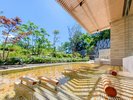 【棚湯 庭園ビュー/露天風呂】露天でゆったりとお寛ぎいただけます。