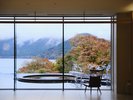 【ロビー】ロビーから臨む秋の景色
