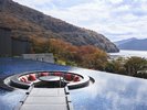 【水盤テラス】秋の彩りと芦ノ湖を望む水盤テラス