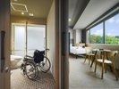 【ユニバーサルツイン】日当たりの良い南に面した角部屋です。大きな窓が特徴。