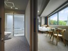 【ユニバーサルツイン】日当たりの良い南に面した角部屋です。大きな窓が特徴。