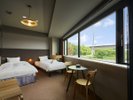 【ユニバーサルツイン】日当たりの良い南に面した角部屋です。大きな窓が特徴。
