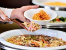 長崎名物、細麺皿うどん。パリパリ麺の上から甘く優しい味の野菜たっぷり餡をかけてお召し上がり下さい。
