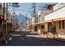 レトロな街並みの本町通り・宿から車で約15分