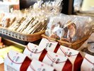 【ラウンジ】地元の名品を集めた売店A