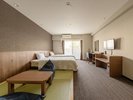 ■ 和洋室 ■幅120センチベッド2台+畳スペースがあるお部屋/3名以上は畳に布団をご用意(最大2枚)