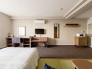 ■ 和洋室 ■ 奥から見たお部屋 /キッチン付きで、食材を持ち込んで自炊するのも人気です♪