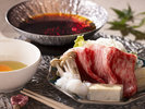 【和牛すき焼き】 割下に溶け出す上品な脂の旨み、とろけるような柔らかさ。頬がほころぶ人気の逸品。
