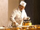 【ライブクッキングコーナー】料理人が目の前で揚げる天ぷらは絶品です。