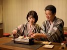 【せんべい・団子焼き体験】童心に帰って、二人で楽しむ焼きたて時間。