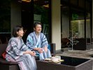 【せんべい・団子焼き体験】好きな場所でお楽しみいただけます。