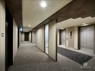 各階のエレベーターホール。皆様がリラックスできるデザインにしております。