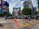 ハチ公口を出たらスクランブル交差点へ向かいます。