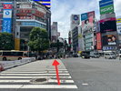 スクランブル交差点を左へ渡ります。