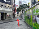 右手の渋谷公共喫煙所を目印に直進してください。道玄坂の途中で左手にホテルが見えてまいります。