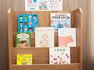 ロビーにお子様用の絵本コーナーがあります。お部屋にお持ちください♪