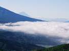 ビーナスラインから見える富士山　手前は八ヶ岳の稜線