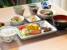 和食と洋食を日替わりで提供しています。