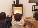 薪ストーブの前で